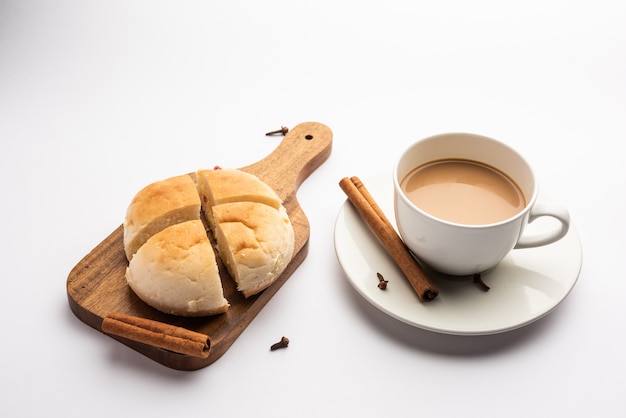 Le combo Bun-maska Tea ou bun Maska chai comprend un petit pain légèrement sucré parsemé de raisins secs coupés en deux et chargés de beurre sain, de la nourriture de Mumbai