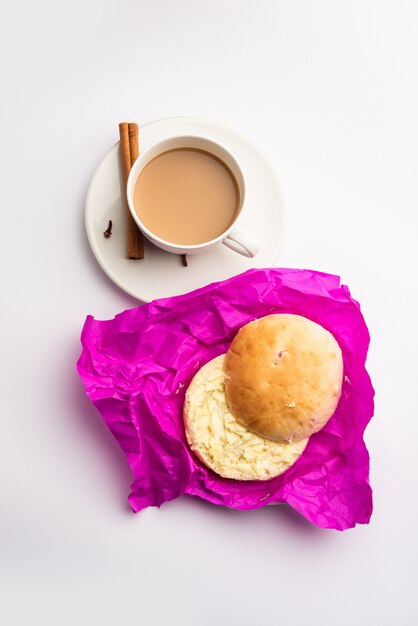 Le combo Bun-maska Tea ou bun Maska chai comprend un petit pain légèrement sucré parsemé de raisins secs coupés en deux et chargés de beurre sain, de la nourriture de Mumbai