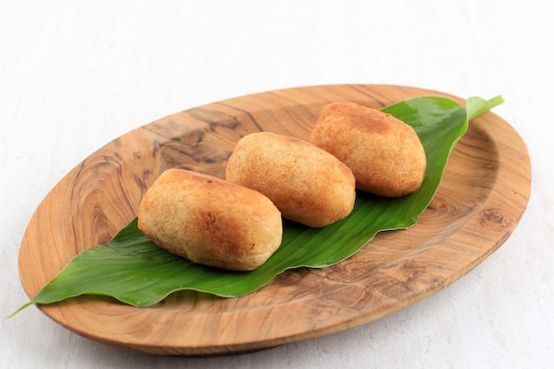 Combro ou Misro, aliments traditionnels sundanais frits à base de casava farcis au sucre de palme (Amis di jero) ou aux haricots fermentés (Oncom di Jero)