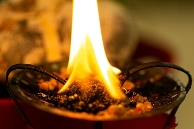 Photo la combustion de l'encens dans le brûleur d'encens pendant la cérémonie