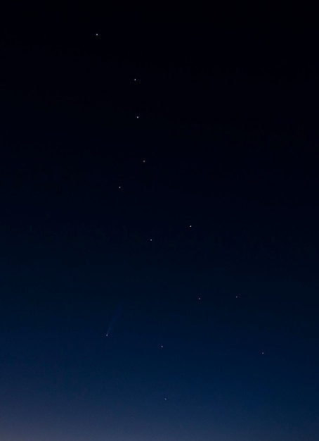 Une comète C2020 F3 NEOWISE et la constellation Ursa Major dans le ciel nocturne de l'île Evia en Grèce