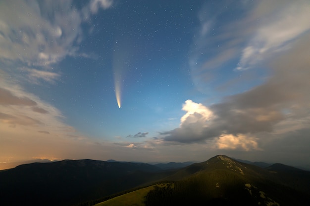 Comète tombant sur un ciel nuageux