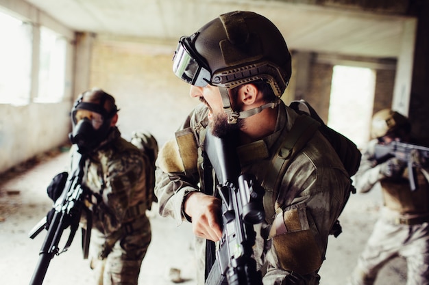 Le Commandant Est Debout Devant Et Regarde Ses Soldats.