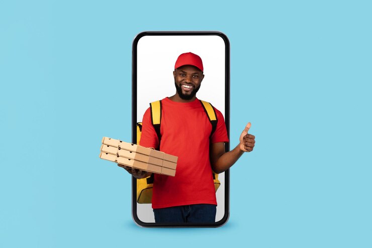 Photo commander de la nourriture en ligne livreur noir avec des boîtes à pizza furtivement smartphone