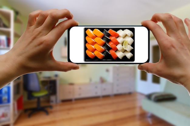 Commandez un ensemble de sushis Philadelphie. Utilisation de l'application pour téléphone portable depuis la maison.