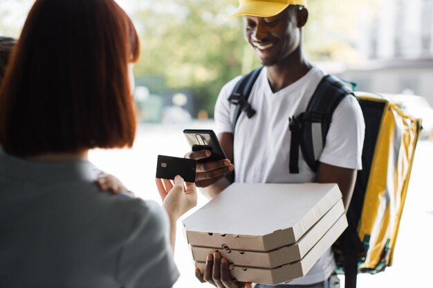 Photo commandez de la nourriture et de la restauration rapide en ligne femme paie par paiement en ligne par carte de crédit