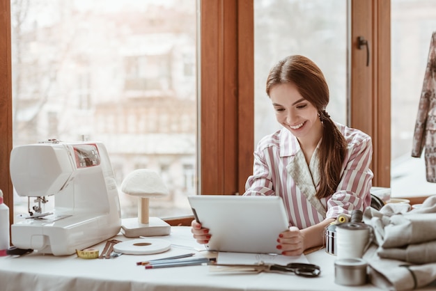 Commençons à créer un styliste travaillant avec un ordinateur portable dans un studio de design