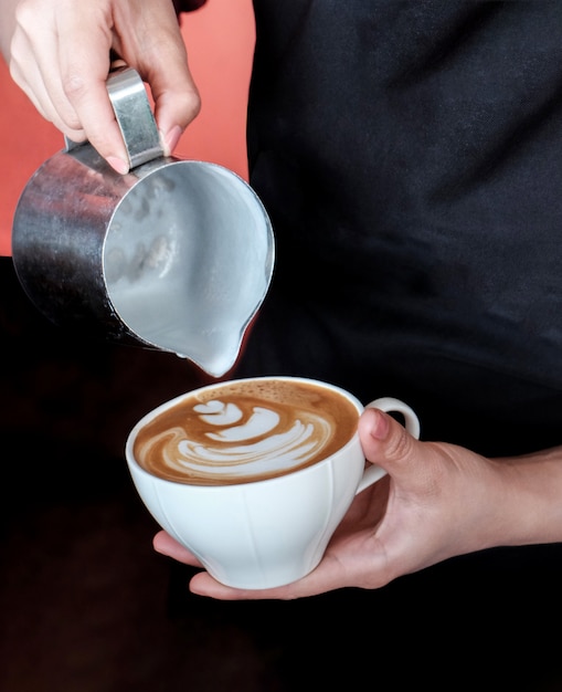 Comment faire de l&#39;art latte par barista focus dans le lait et le café