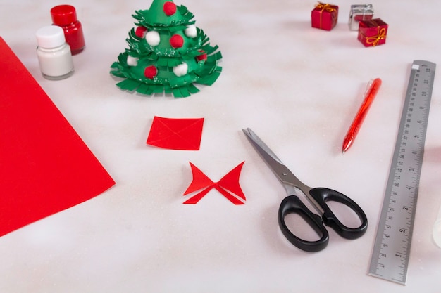 Comment faire un joli sapin de Noël à partir de papier de couleur avec des enfants étape par étape Projet de bricolage Étape 12