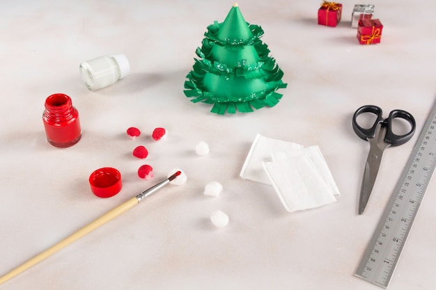 Comment faire un joli sapin de Noël à partir de papier de couleur avec des enfants étape par étape Projet de bricolage Étape 9