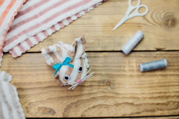 Comment faire un lapin de Pâques Matériaux pour jouets serviette ciseaux fil Concept de bricolage Instruction photo étape par étape Étape 6 Lapin prêt à l'emploi à partir d'une serviette