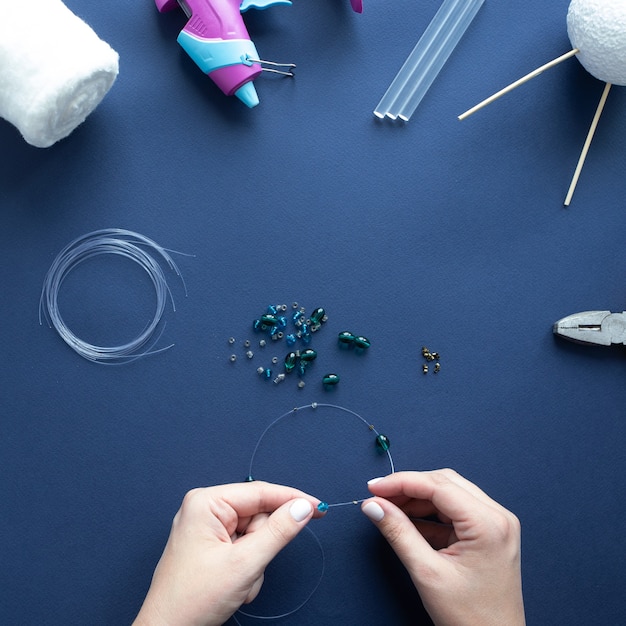 Comment faire des nuages de coton magiques pour décorer la chambre des enfants à la maison. Instructions étape par étape. Mains rendant le projet de bricolage facile à suivre.