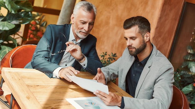 Comment pouvons-nous l'améliorer les hommes d'affaires discutent de nouvelles idées pendant la pause déjeuner