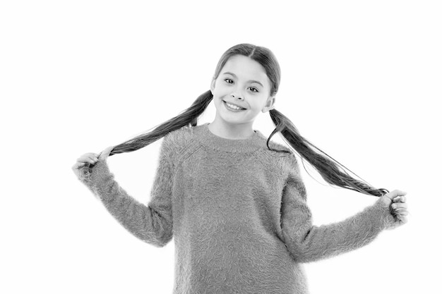 Comment prévenir les pointes fourchues Traitement de la casse des cheveux Remèdes de beauté étonnants pour les cheveux fourchus Se débarrasser des pointes fourchues Fille mignonne enfant aux cheveux longs coiffure double queue de cheval Traitement des pointes fourchues