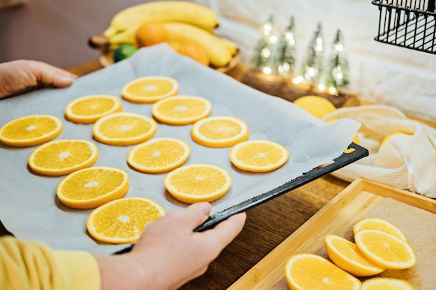 Comment sécher des tranches d'orange pour un décor de vacances écologique et zéro déchet en gros plan de séchage d'orange