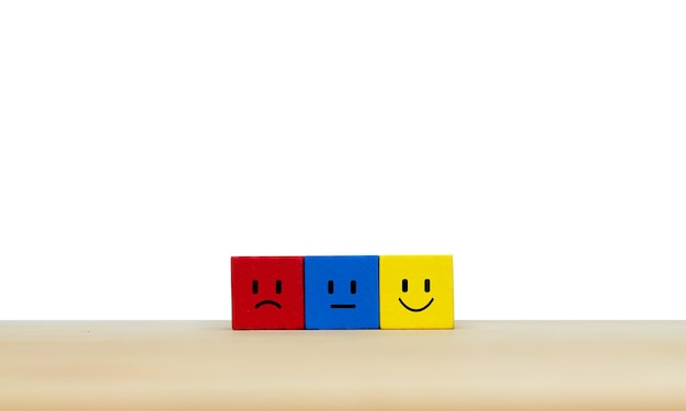 Commentaires des clients Cube en bois avec icône de visage à la satisfaction du service