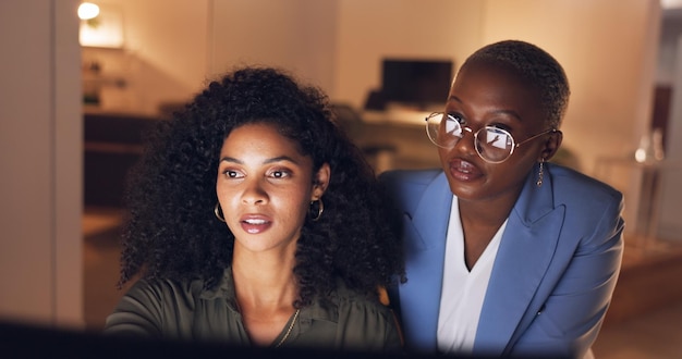 Commentaires du gestionnaire et femme sur ordinateur travaillant sur un projet d'entreprise avec un chef au bureau Expliquant le leadership et les femmes noires en collaboration parlant et analysant des documents commerciaux en ligne