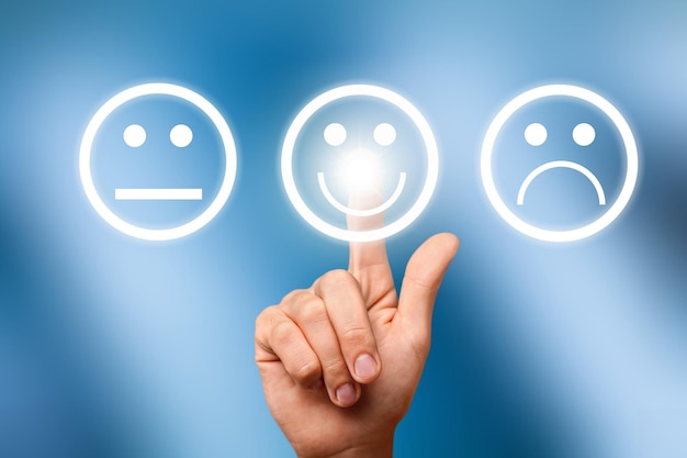 Commentaires avec smiley. Évaluation du service, concept de satisfaction
