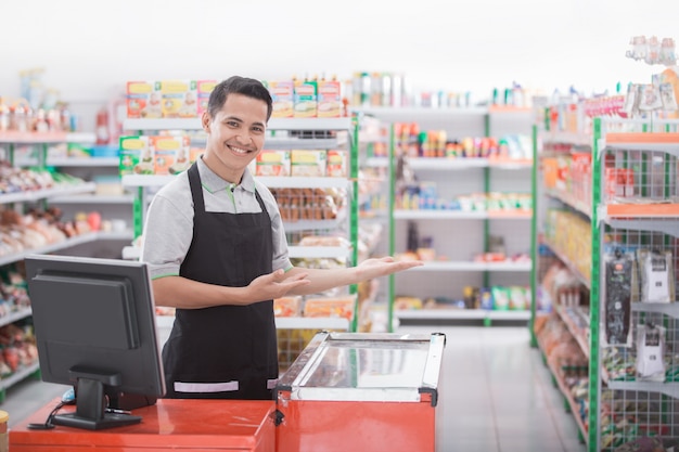 Commerçant masculin accueillant le client