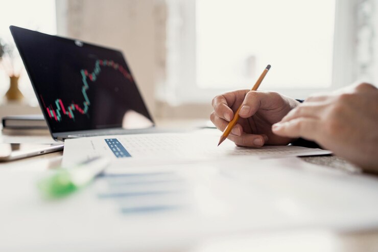 Photo le commerçant vérifie le budget du mois lieu de travail au bureau rapport du responsable dans l'entreprise