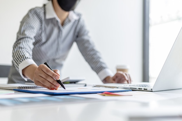 Le commissaire aux comptes pointe l'état financier, il examine les informations financières issues des documents préparés par la direction financière, avant de les présenter en réunion à la direction.