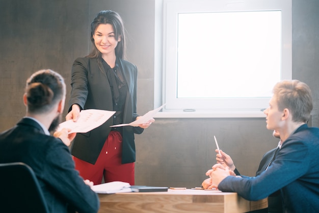 Commission d'examen de qualification. Jeunes hommes postulant pour un emploi dans une entreprise moderne.