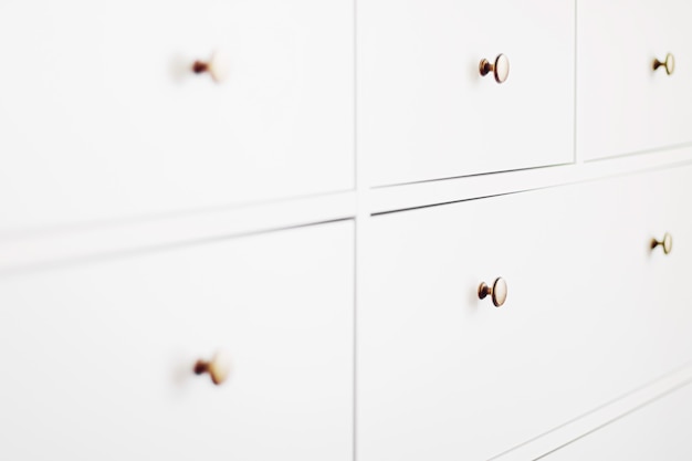 Commode blanche dans les meubles de chambre et le concept de décoration d'intérieur