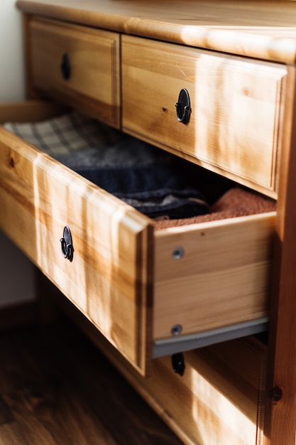 Commode en bois avec tiroir ouvert