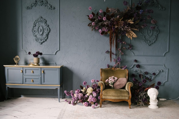 Commode vintage décorée de fleurs à l'intérieur avec stuc sur le mur design de maison de luxe