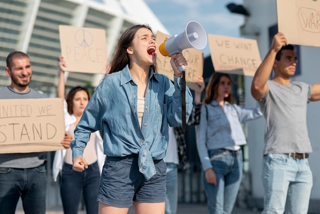 Communauté marchant ensemble pour la paix