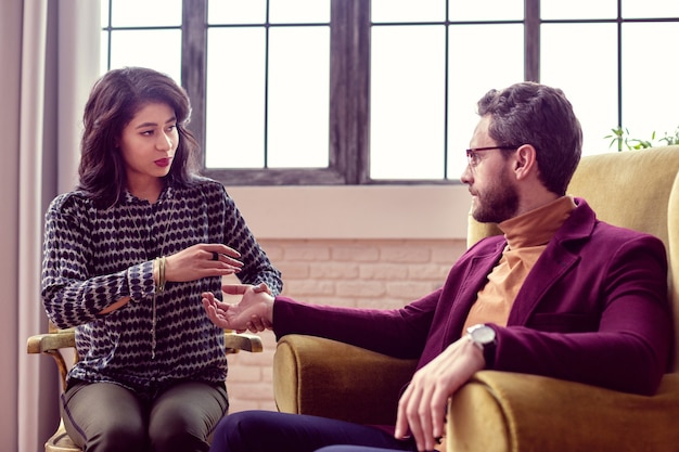 Communication agréable. Des gens joyeux et sympathiques qui interagissent les uns avec les autres tout en ayant une séance de divination