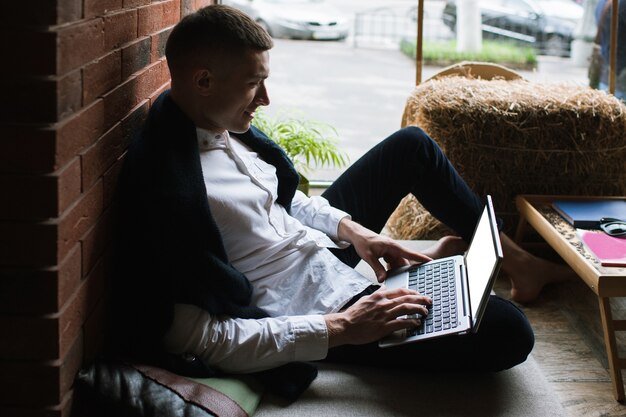 Communication dans les médias sociaux. Lieu de confort. Travail à distance, travail agréable pour freelance. Auto-éducation pour jeune homme, ordinateur portable avec écran blanc, concept technologique