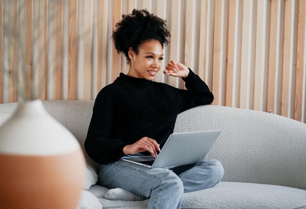 Communication à distance d'un pigiste avec des collègues Travaille à la maison en ligne réalise un nouveau projet sur un ordinateur portable