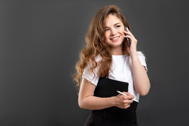 Communication à distance. Travail à distance. Appel téléphonique de femme d'affaires gaie