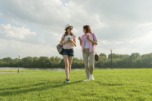 Communication du parent et de l'adolescent. Mère parle à sa fille adolescente