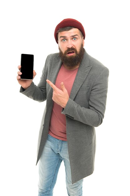 Une communication intelligente à portée de main. Homme barbu moderne pointant du doigt l'appareil de communication mobile. Hipster utilisant la technologie de la communication. Le prochain niveau de communication.