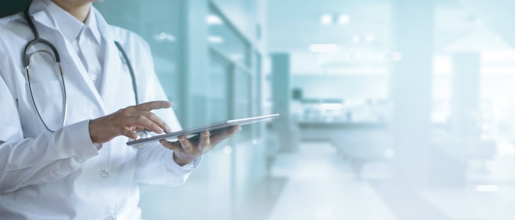Communication médicale en ligne du médecin avec le patient sur tablette lors de la consultation du réseau de soins de santé