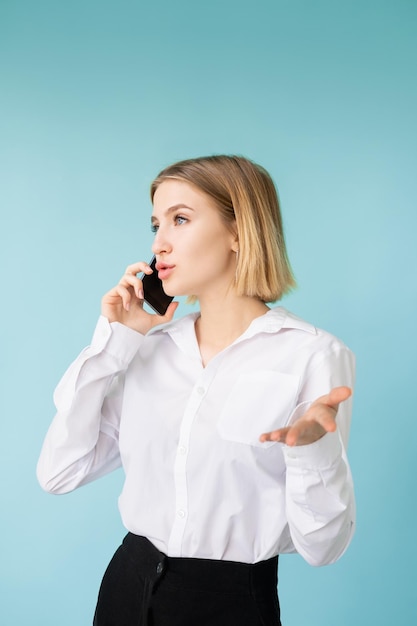 Communication mobile de femme d'affaires de routine de bureau