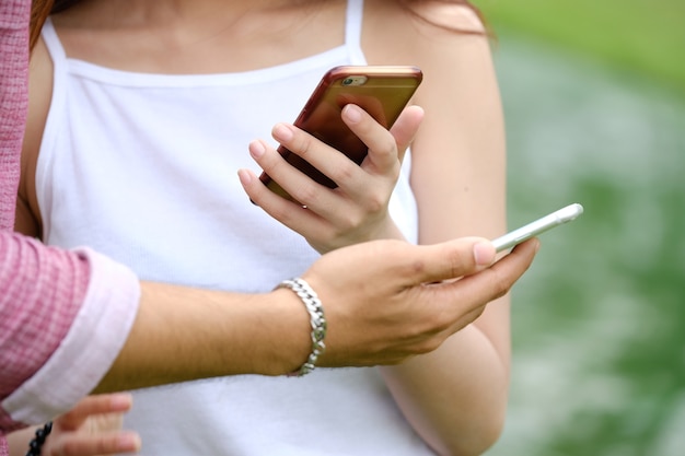 communication sur mobile pendant l&#39;homme et la femme