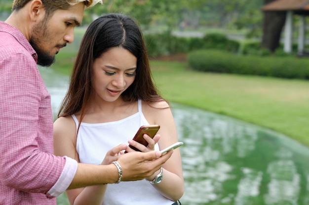 communication sur mobile pendant l&#39;homme et la femme