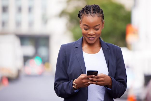 Communication par téléphone et application d'une femme noire sur les trajets domicile-travail avec les réseaux en ligne et la vérification des médias sociaux