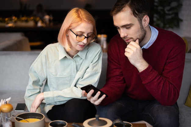 Communication de personnes et concept de rencontres un jeune couple