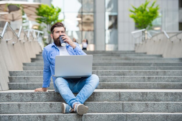 Communication d'un pigiste en dehors de l'espace de copie