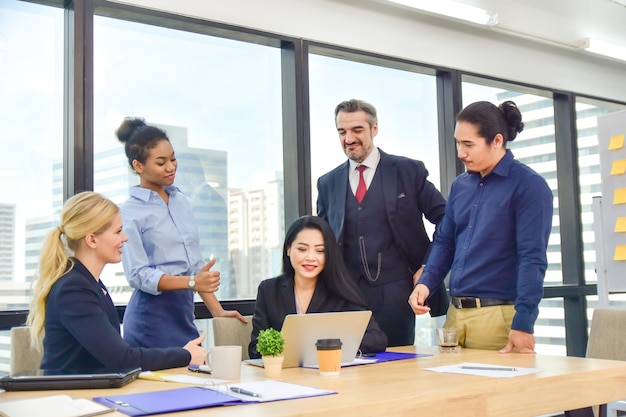 Communication de réunion de travail d'équipe commerciale professionnelle au groupe de travail d'entreprise