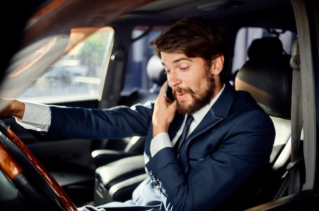 Communication routière officielle de conducteur de passager d'homme émotif par téléphone