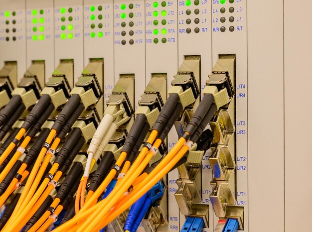 Commutateur de réseau et câble de réseau en fibre optique dans un centre de données