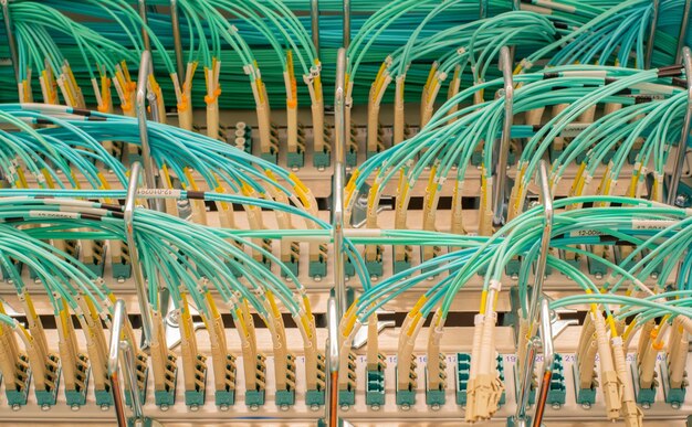 Photo commutateur de réseau et câble de réseau en fibre optique dans un centre de données