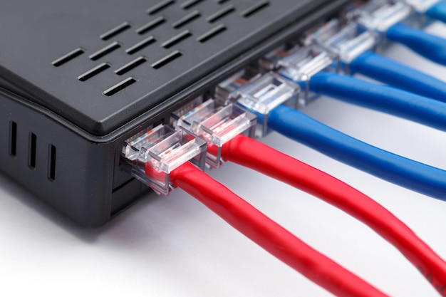 Commutateur réseau LAN avec câbles Ethernet branchés