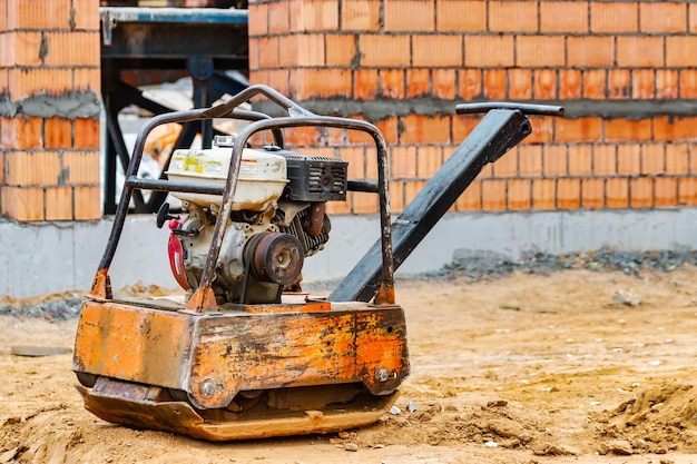 Compacteur à plaque vibrante pour raffermir le sol sur le chantier de construction de sable compact Compacteur vibrant manuel à essence pour les travaux routiers sur le fond d'un bâtiment en brique Pilon de construction de machine de bourrage