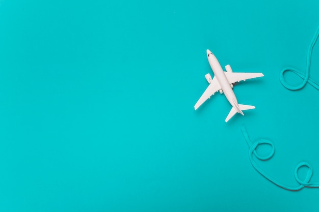 Compagnie aérienne en coton bleu faisant un petit avion blanc